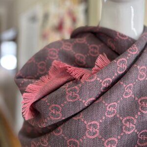 Gucci GG Wool Scarf in Graphite/Pink